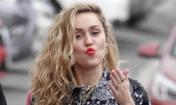 Miley Cyrus promociona sus nuevas canciones con condones.