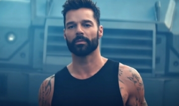 Ricky Martin grabó un videoclip con su celular para cumplir la cuarentena