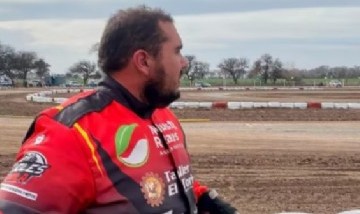 Un piloto de karting murió al despistar con su camioneta e impactar contra un árbol
