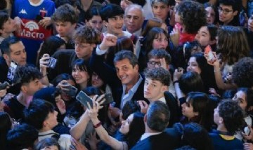 Massa: "La escuela pública permite que un peón rural sueñe con que su hijo pueda ser ingeniero, abogado o presidente"