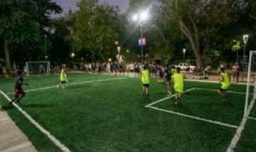 Mendoza más moderna: renovación de Mathus Hoyos con una cancha de fútbol de césped sintético