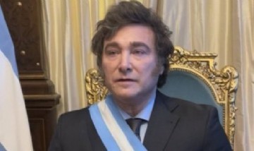 Milei se sentó por primera vez en el sillón de Rivadavia para su primera foto en el despacho presidencial