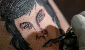 "Me lo hizo un amigo kirchnerista": se tatuó a Javier Milei para cumplir una promesa