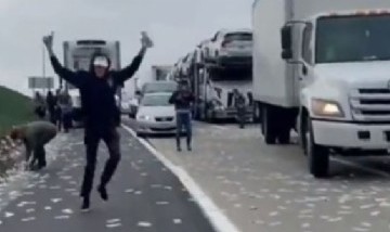 De película: Un camión de caudales perdió miles de dólares y generó una lluvia de dinero