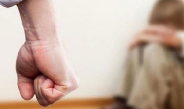 Maltrato infantil: una madre fue denunciada por hacer comer heces a su hijo