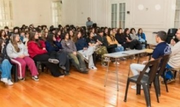 Federico Cermelo habló con más de 100 alumnos de Mar del Plata sobre apuestas online y ciberbullying