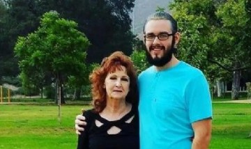 Sin edad para el amor: un joven de 26 años le festejó el cumpleaños a su esposa de 80