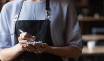 "No tienen respeto": Una moza explotó de bronca cuando llegaron clientes a minutos de cerrar