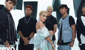 Lali Espósito presentó "Como así" con CNCO