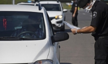 Se escondió en el baúl de un auto para romper la cuarentena y ahora la busca la policía