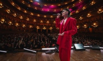 Ca7riel le rindió homenaje a Luis Alberto Spinetta y sorprendió en el Teatro Colón