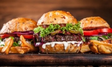 Pidió en Twitter que votaran sus cadenas favoritas de hamburguesas y la ganadora sorteó combos