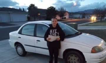 Niño vendió su Xbox y trabajó de jardinero para comprarle un auto a su mamá