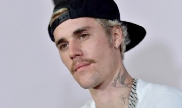 Justin Bieber sorprendió a sus fanáticos con un increíble tatuaje en su cuello
