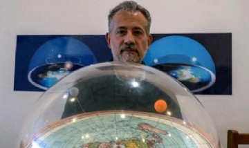 Una pareja de terraplanistas navegó para encontrar ‘el fin del mundo" y se perdieron
