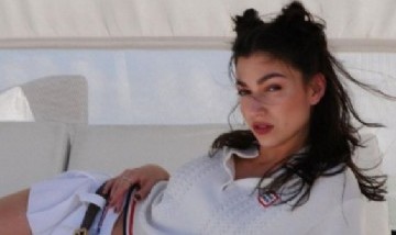 ¡Colegiala! Úrsula Corberó posó desde las playas de Miami con un estilismo muy sensual