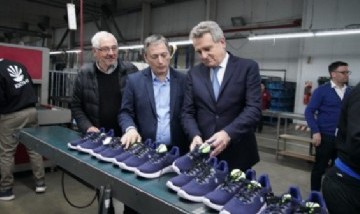 Fernando Gray y Agustín Rossi recorrieron la empresa nacional de calzado Kioshi Footwear