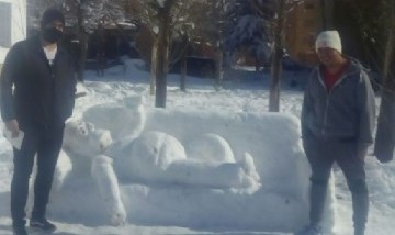 Dos amigos hicieron una impresionante escultura de hielo de Homero Simpson