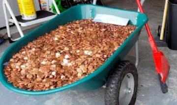¡De no creer! Renunció al trabajo y su exjefe le pagó el último sueldo con 90 mil monedas de un centavo