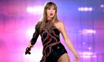 Taylor Swift deslumbra en el escenario con vestidos que se destacan por su originalidad y presencia