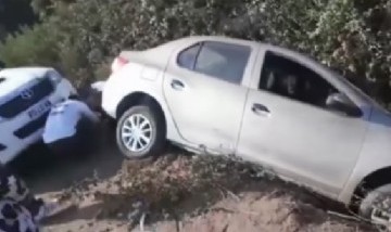 Terminó con el auto en una zanja en su primera clase de manejo y es viral