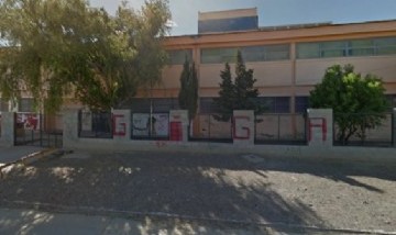 Fue al colegio con 100 mil pesos y decidió repartirlo entre sus compañeros