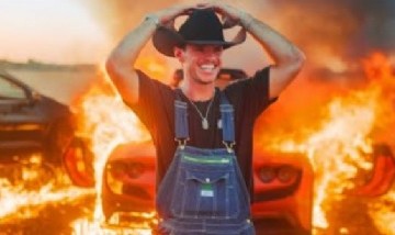 Se compró una Ferrari de 400 mil dólares sólo para incendiarla: mirá el polémico video