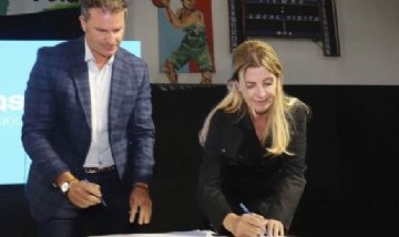 Marisa Fassi firmó el convenio para desarrollar 400 viviendas en Cañuelas
