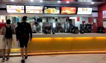 Mujer recaudó 50.000 dólares para dárselo a un trabajador de McDonald"s que le pagó la cena