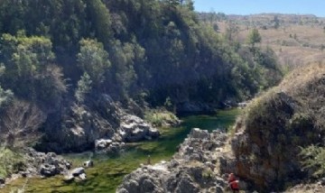 Un joven quiso sacarse una selfie y cayó 20 metros por un barranco: está grave