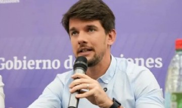 Lucas Romero Spinelli apareció con dos relojes en un acto y quedó en el centro de las críticas