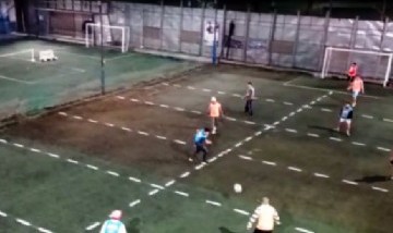 Inventaron el "Metegol Humano": Jugar al fútbol con distanciamiento social