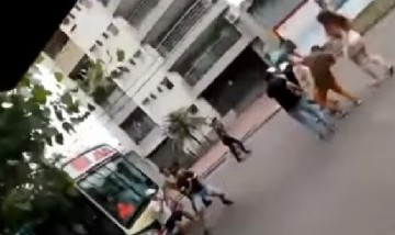 Video: En Lanús un grupo de jóvenes detuvo un colectivo para ponerse a "bailar"