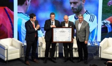 Javier Mascherano fue distinguido en la Cámara de Diputados por su trayectoria y compromiso con el deporte