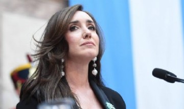 Victoria Villarruel respondió a una burla por Malvinas con una taza que decía "Lágrimas de ingleses piratas"