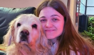 Kira estuvo presente en la recibida de su dueña gracias a un cartel tamaño real que prepararon sus amigas