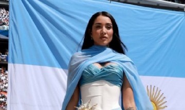 María Becerra cantó el Himno en Nueva York sin cobrar y pagó su propio traslado para llegar al Mundial