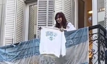 Cristina Kirchner salió al balcón del Instituto Patria con el buzo viral de la UNLP
