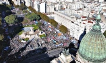 Una multitud defendió el valor de la educación pública y pidió un límite al ajuste en las universidades