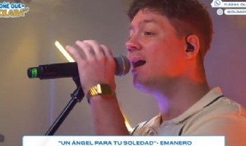 Emanero sorprendió a todos con un cover de "Un ángel para tu soledad" en la puerta de Olga