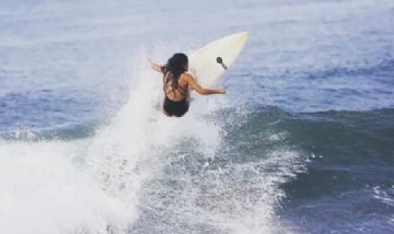Increíble tragedia: murió a los 22 años una campeona de surf tras ser alcanzada por un rayo