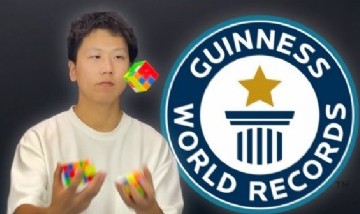 Video: un joven logró el Récord Guinness de resolver tres cubos de Rubik haciendo malabares