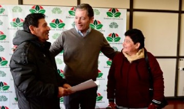 Fernando Gray entregó boletos de compraventa a vecinas y vecinos de Esteban Echeverría