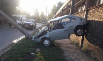 ¡De no creer! Un adolescente de 14 años le robó el auto al padre, chocó y mató a un hombre