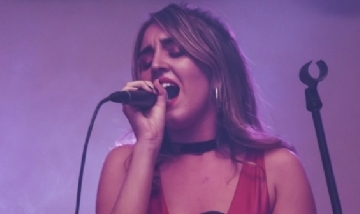 July Abril presenta en sociedad "Convénceme".