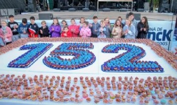 Un pueblo santafesino armó una gran torta de cupcakes para celebrar sus 152 años