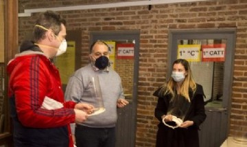 Docentes de San Isidro fabricaron máscaras protectoras para donar al personal de salud