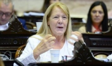 Escracharon a Margarita Stolbizer por votar a favor de la Ley Bases en Diputados