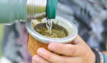 Super argentos: Proponen que se pueda tomar mate en todas las escuelas del país