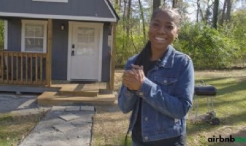 Una joven de 26 años construyó una mini casa lujosa y ahora vive gratis en su patio